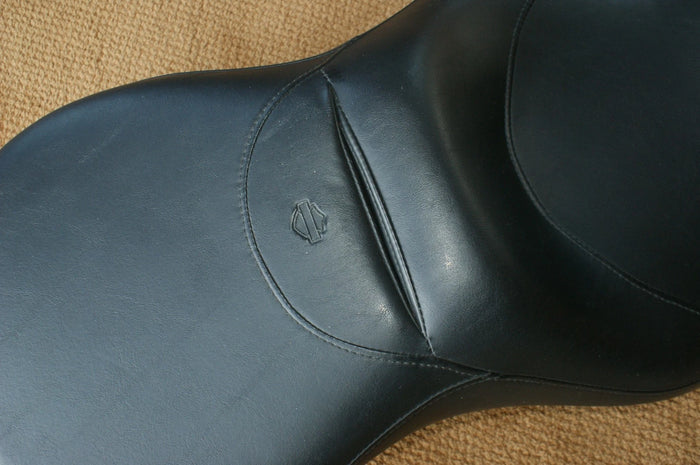 Used Harley Davidson OEM REACH seat Touring FLH models 52619-08 Excellent