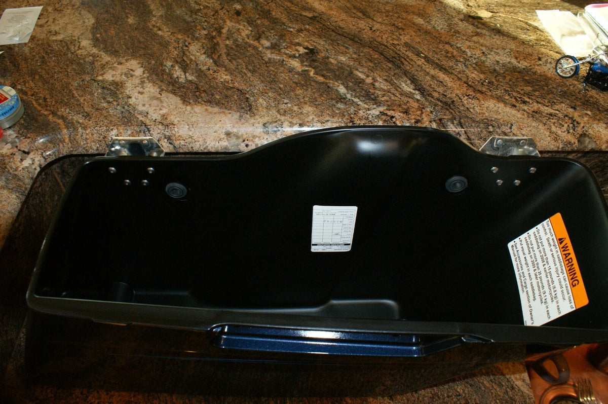NOS Harley Davidson Right saddlebag 90047-09CPC Dark Blue 2009 FLTR MINT!!