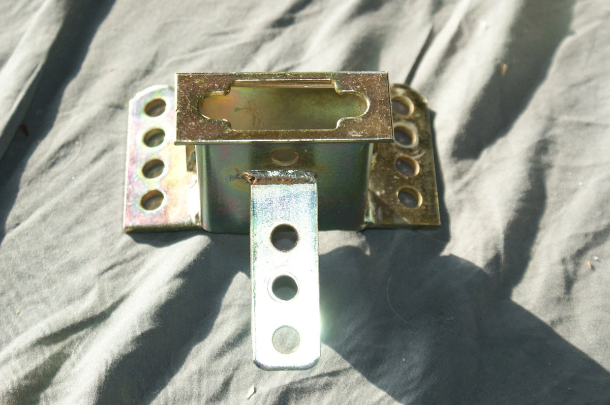 Genuine Harley Davidson DEALER TAKE OFF backrest mount bracket 52589-09