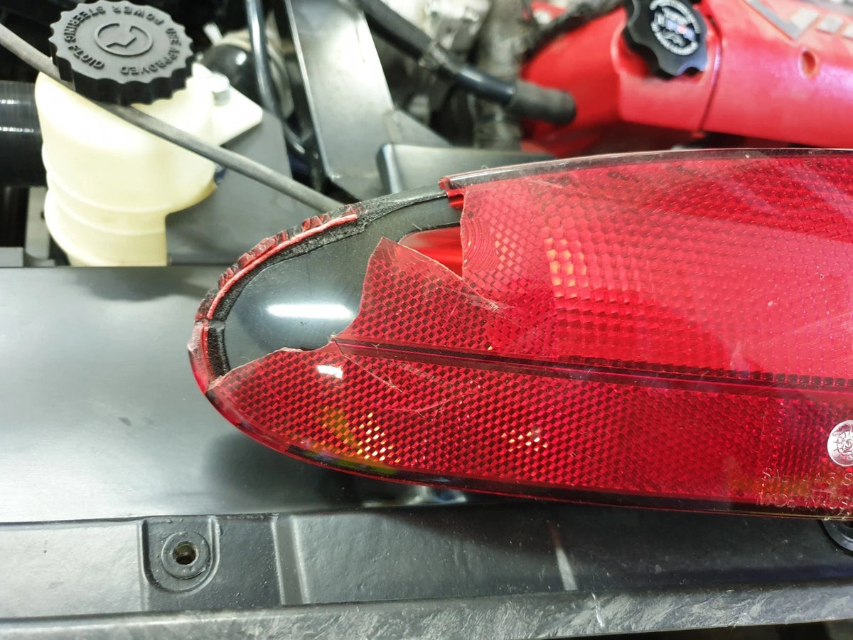 Dodge Viper Gen 3/4 Left tail lamp - has broken lens