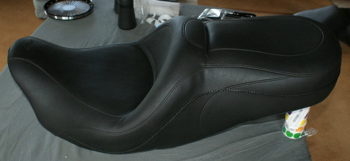 NEW - Mustang Seat 76032 for Harley Davidson touring