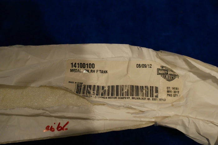 NEW Genuine OEM Harley Davidson RIGHT fuel tank Medallion 14100100